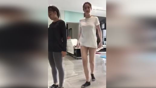 Clip Ngọc Trinh nhảy sexy lộ hàng