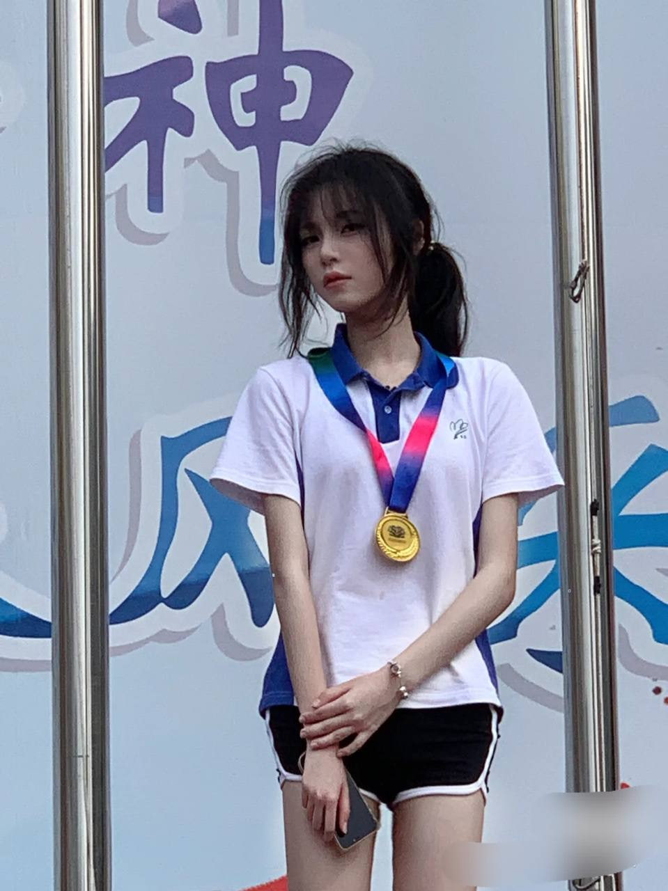 Đây có phải là cô gái huy chương vàng mà anh em đang tìm kiếm?